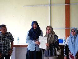 Lucy Novianti Serahkan Sertipikat Program PTSL di Nagari Piobang