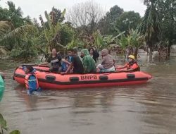 BPBD Kota Padang Evakuasi 8 Warga di Dadok Tunggul Hitam Menggunakan Perahu Karet