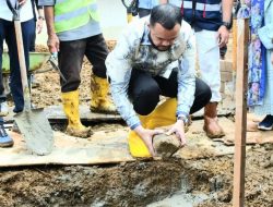 Wali Kota Padang Letakkan Batu Pertama Pembangunan Huntap di Kampung Talang