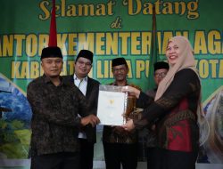 Kakantah Lucy Novianti Serahkan Sertipikat BMN Kemenag Lima Puluh Kota