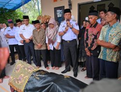 Pemko Payakumbuh Antar Enzarman ke Peristirahatan Terakhir