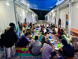 Hangatnya Kebersamaan di Huntara Sumpur, Warga dan Pemerintah Berbuka Bersama
