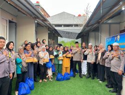 Polresta Padang Bagikan Takjil dan Sembako kepada Masyarakat Huntara, Wujud Kepedulian Polri