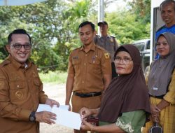 Bupati Eka Putra Salurkan Bantuan Raja Pagaruyung untuk Korban Bencana Tanah Datar