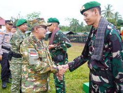 542 Prajurit Yonif TP 951/Pandeka Marapi Disambut Upacara di Simawang