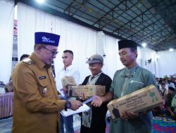 Berbuka Bersama Petugas Kebersihan, Bupati Eka Putra Ingatkan Kebersihan Tanggung Jawab Bersama