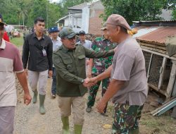 Hari Kedua Pasca Bencana, Bupati Eka Putra Tinjau Pengungsi dan Infrastruktur Rusak