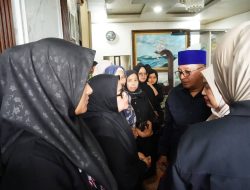 Bupati Eka Putra Melayat ke Rumah Duka Dewan Kehormatan PMI Tanah Datar H. Masrizal Mansur