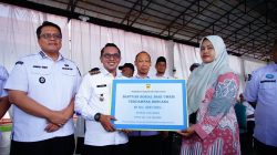 Bupati Eka Putra Serahkan Bantuan Sosial kepada Masyarakat Terdampak Bencana Hidrometeorologi 2025