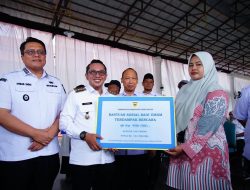 Bupati Eka Putra Serahkan Bantuan Sosial kepada Masyarakat Terdampak Bencana Hidrometeorologi 2025
