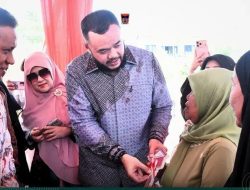 Fadly Amran Serahkan Kunci 18 Unit Hunsela Bagi Penyintas Bencana Di Lambung Bukit