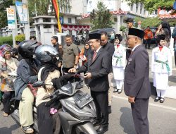 Semarak HUT ke-81 RI, Wali Kota Zulmaeta Bersama Forkopimda Bagikan Ratusan Bendera Merah Putih