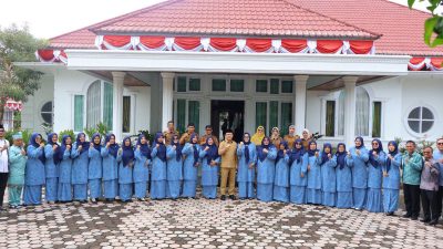 Wali Kota Zulmaeta Lepas Kontingen Jambore Kader PKK Sumbar, Pesan Jaga Kekompakan dan Tampil Kreatif