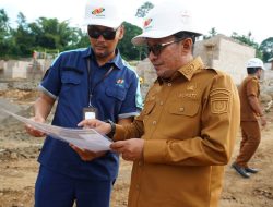 Tinjau Pembangunan Huntap, Bupati Eka Putra: Kontraktor Butuh 70 Tenaga Kerja