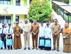 Bantu Warga Kurang Mampu, Pemko Padang Bagikan 6 Stel Seragam Gratis dan Larang Jual Beli LKS